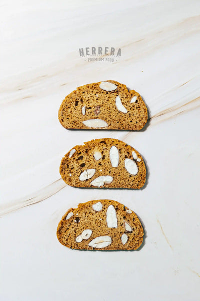 Toast con Almendras Crisps with Marcona Almonds de Lady Joseph