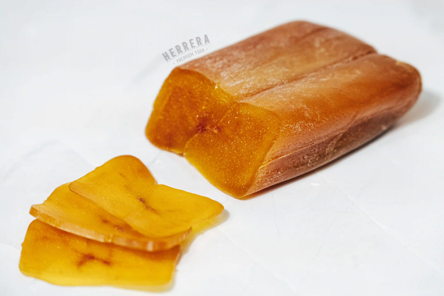 Detalle de textura y color ámbar oscuro de la Hueva de Mujol Extra - salazón mediterránea