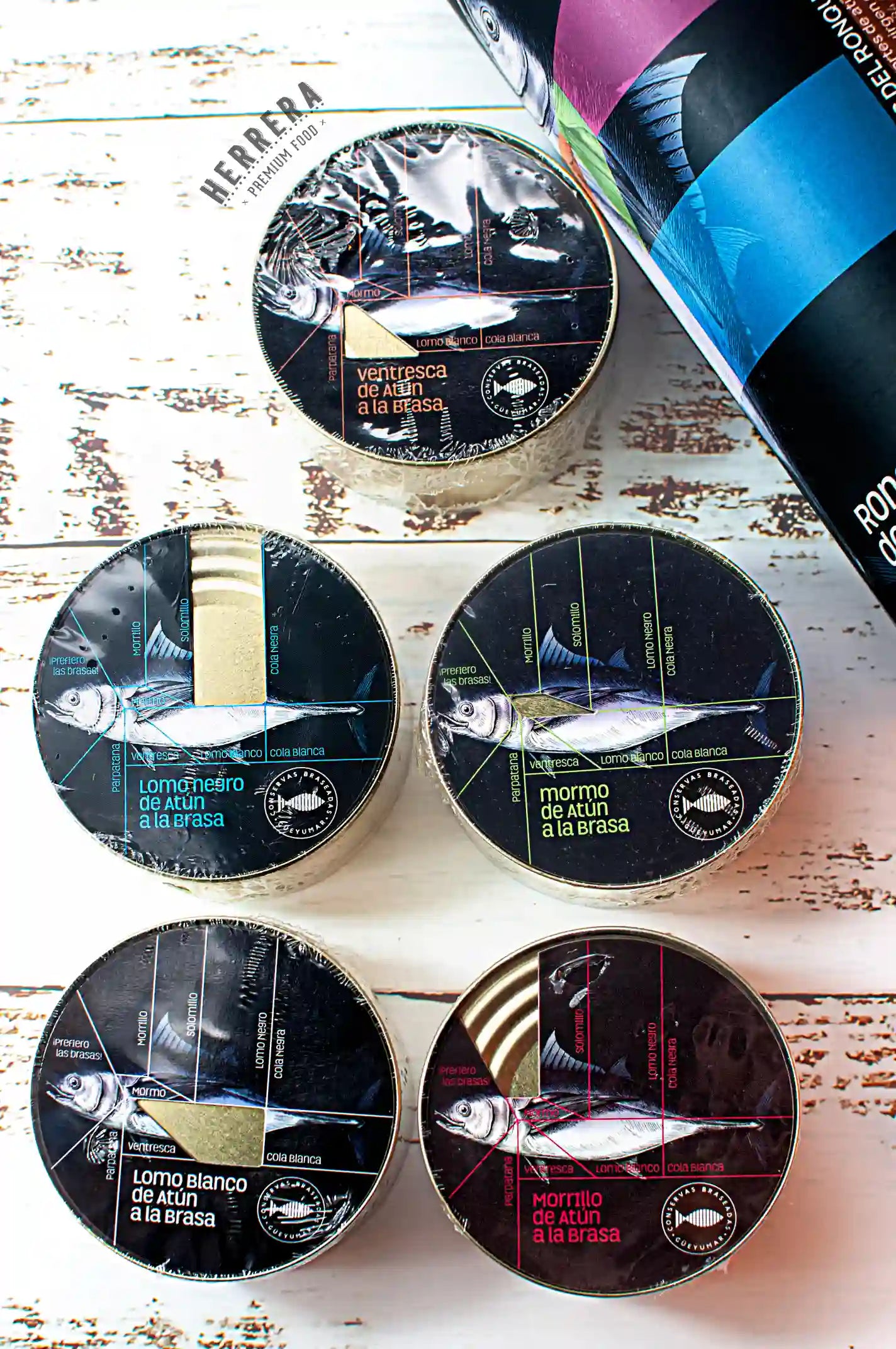 Delicioso atún rojo braseado y enlatado en aceite de oliva.