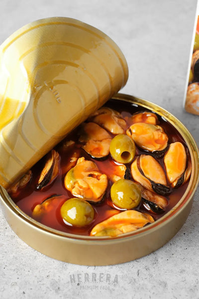 Festín de sabores únicos: Mejillones y aceitunas en un bocado.