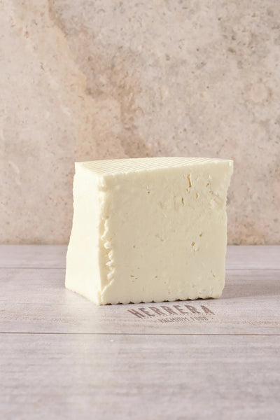 Toma un viaje a través de la historia quesera de Murcia con cada mordisco.