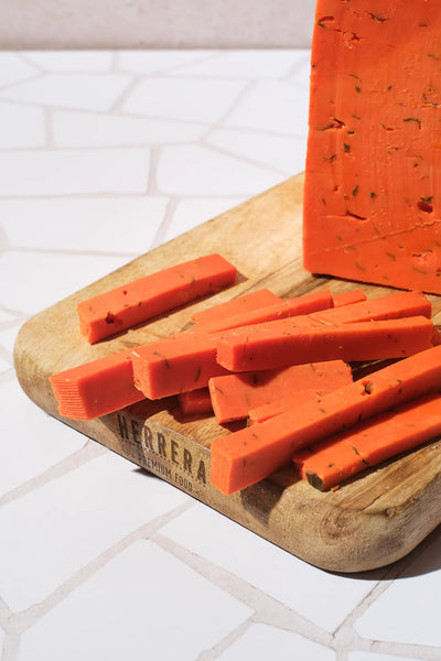 Gouda con Personalidad: Tomate y Orégano en Harmonía