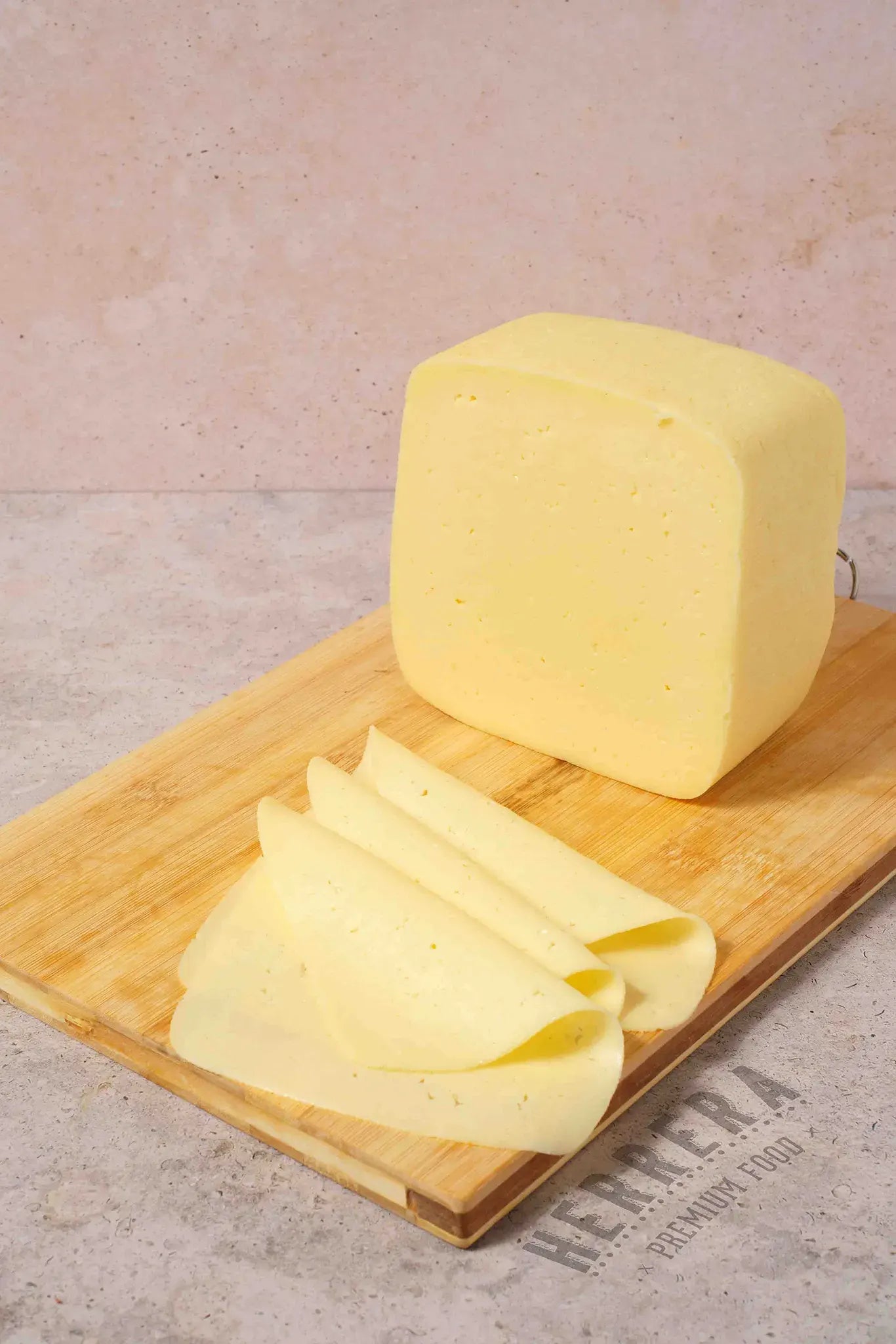 Queso Havarti Holandés: Sutileza y Tradición en tu Mesa