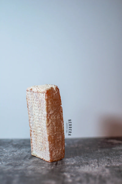 Detalle del queso Jondal artesanal.