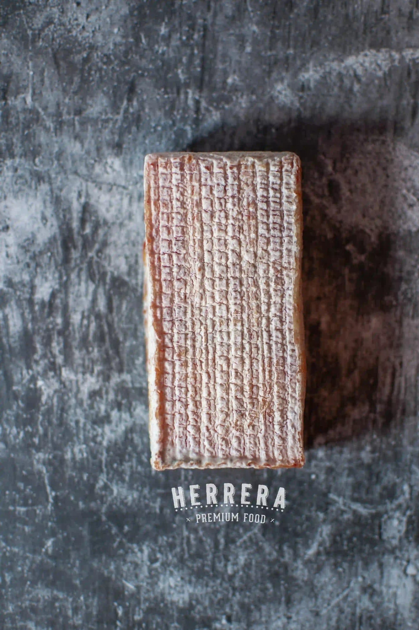 Jondal, queso de cabra con corteza de pimentón.