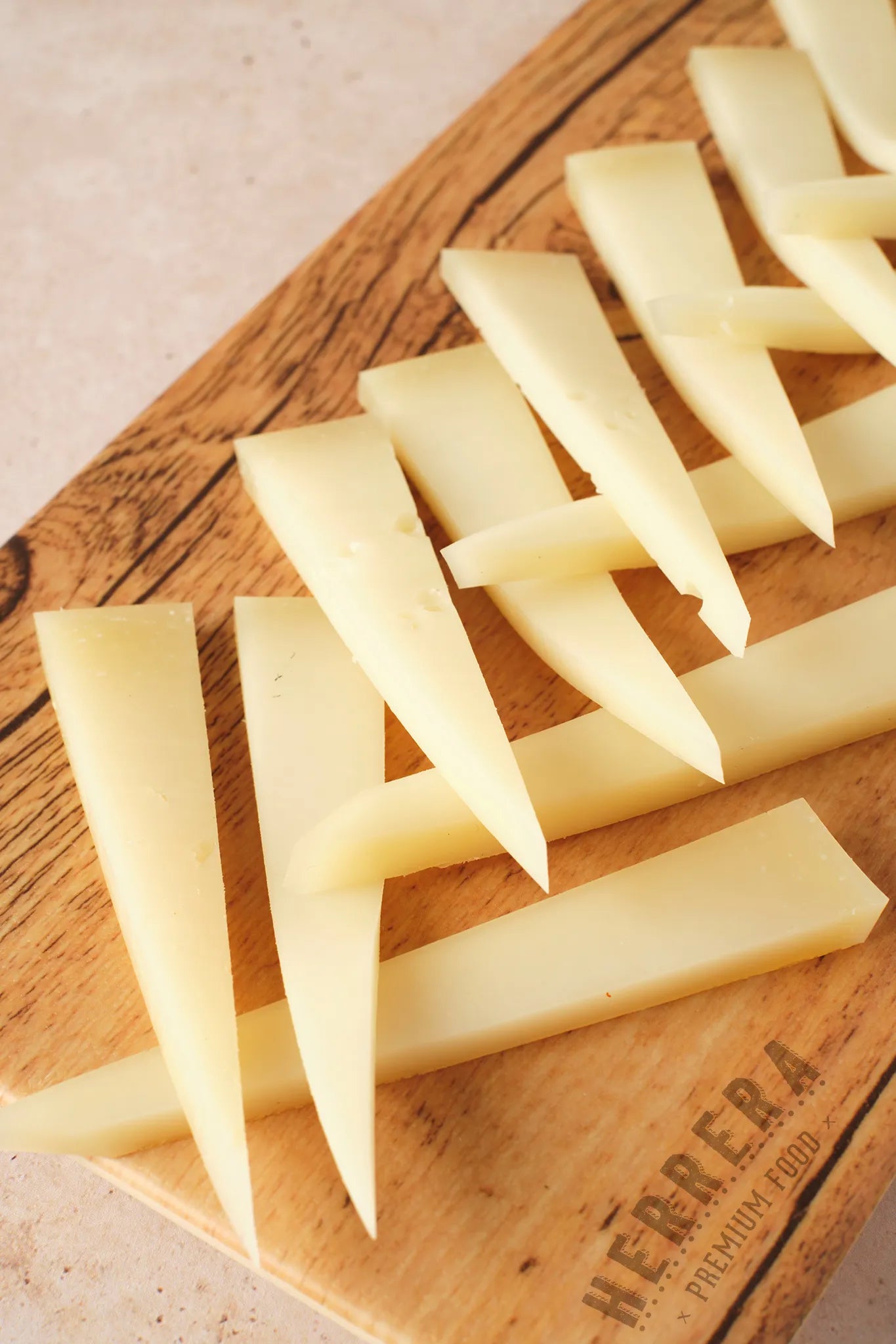 El Arte de la Curación: Queso Curado de Leche Cruda con Seis Meses de Sabor.
