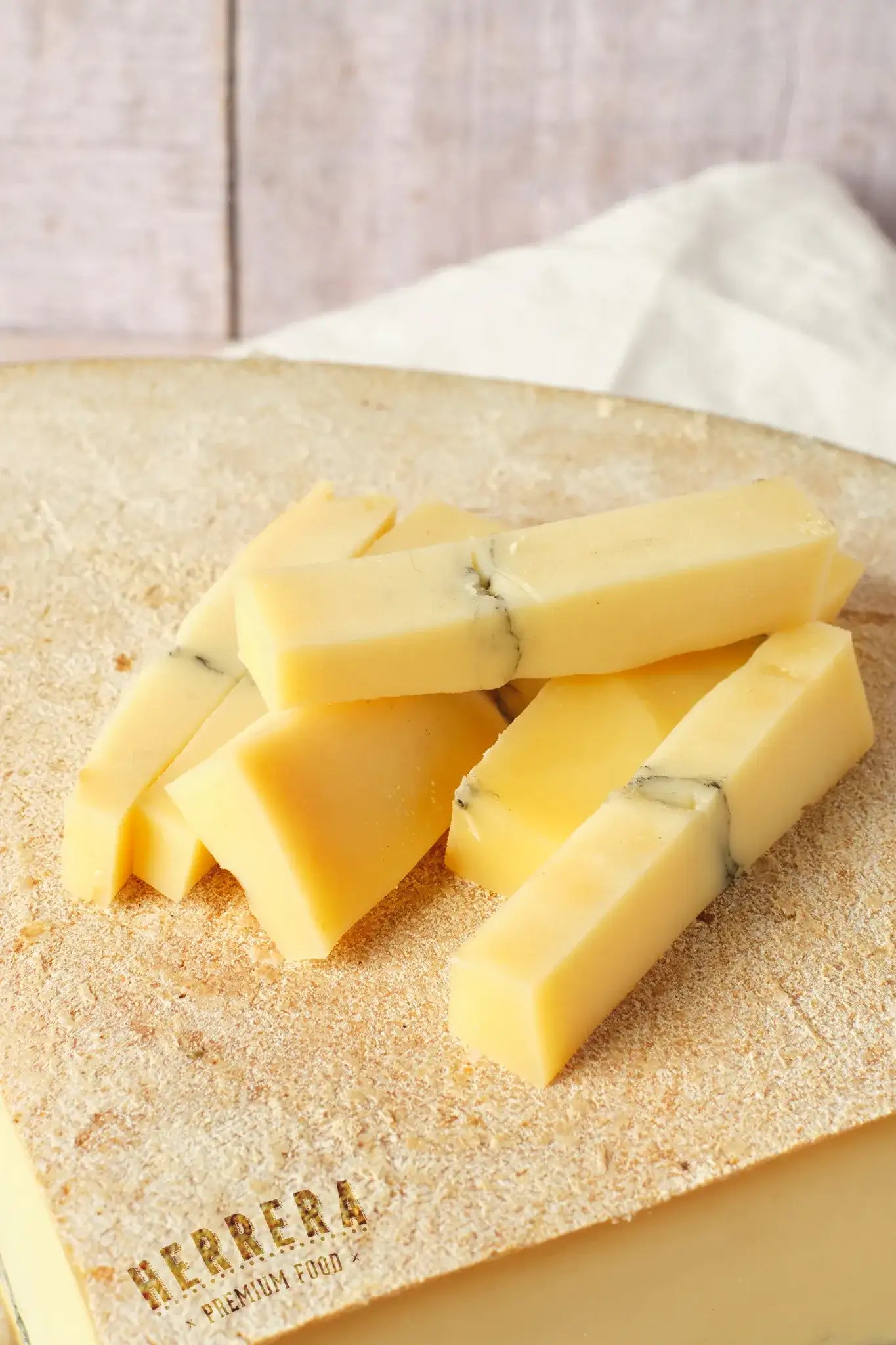 "Queso Morbier: Un Bocado de Elegancia Gastronómica