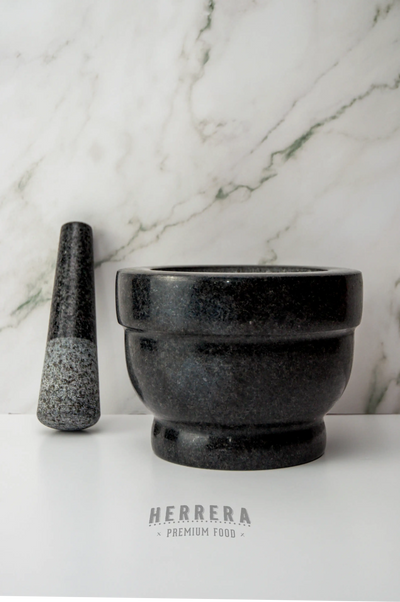 Perfecto para moler especias y hierbas frescas.