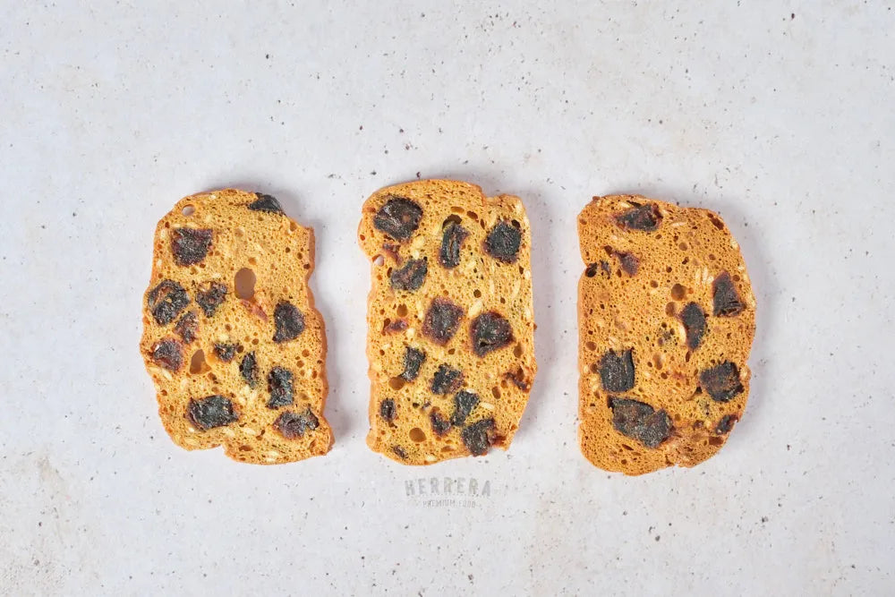 Deliciosas tostadas de ciruela y dátiles.