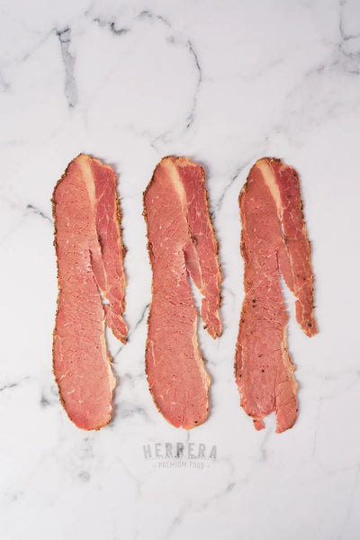 Tradición y sabor se unen en nuestro Pastrami Americano