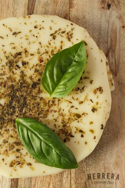 Queso Provolone de Orégano y Albahaca: Tradición y Frescura en Cada Mordisco