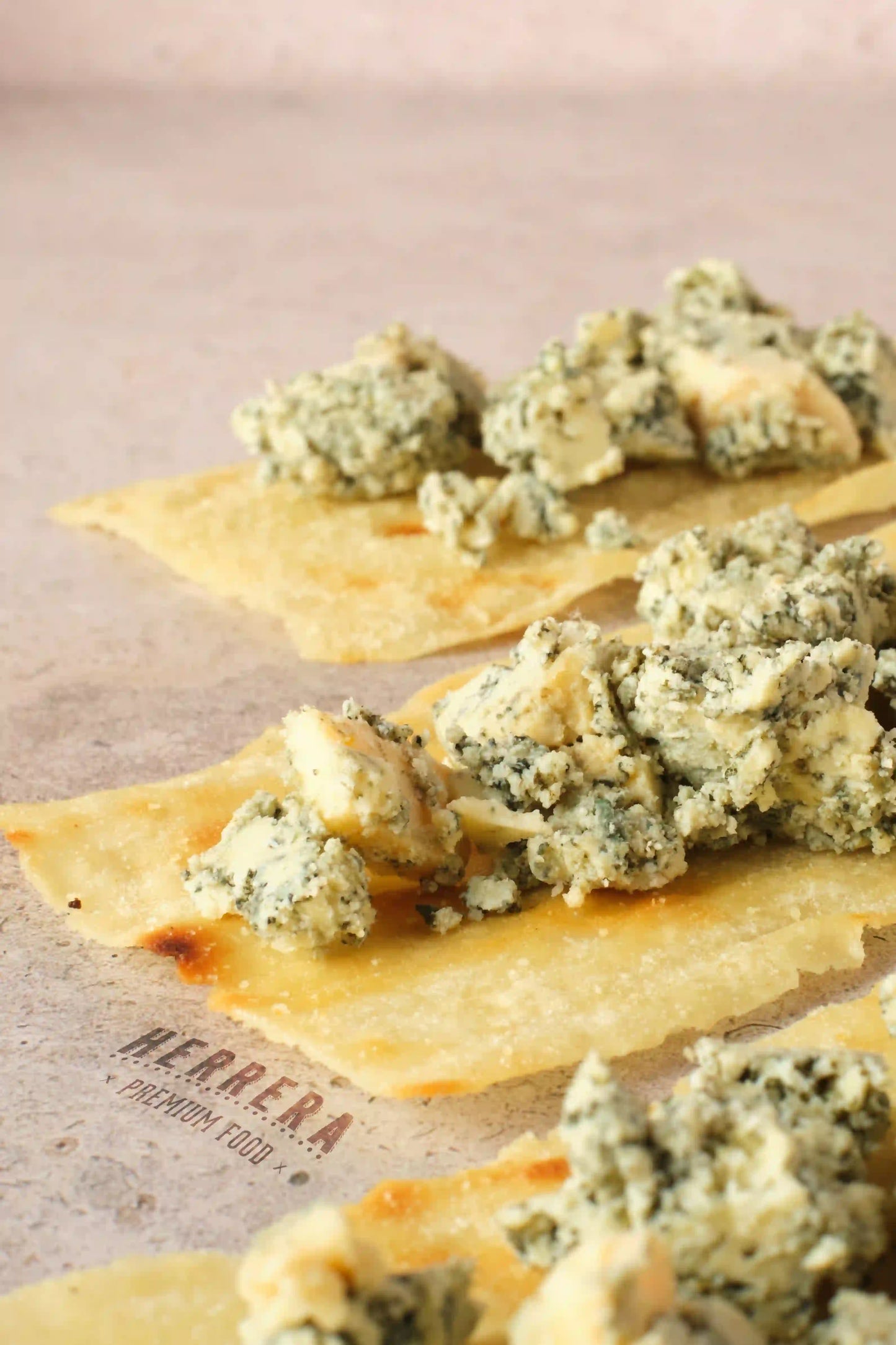 Elaborado con pasión y tradición, el Queso Cabrales de HerreraFood es sinónimo de calidad