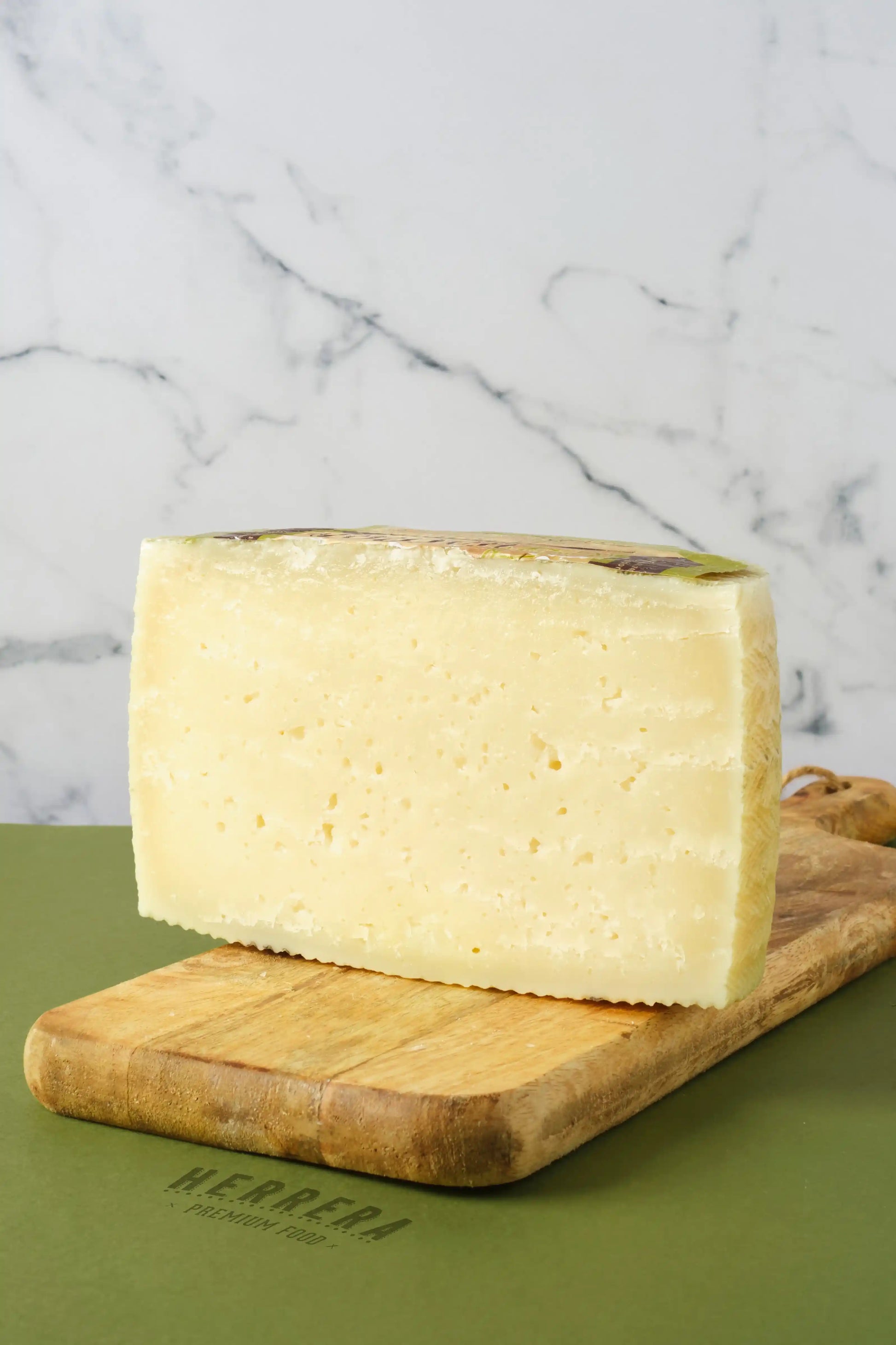 Queso Semicurado de Albacete: Un Bocado de Tradición.