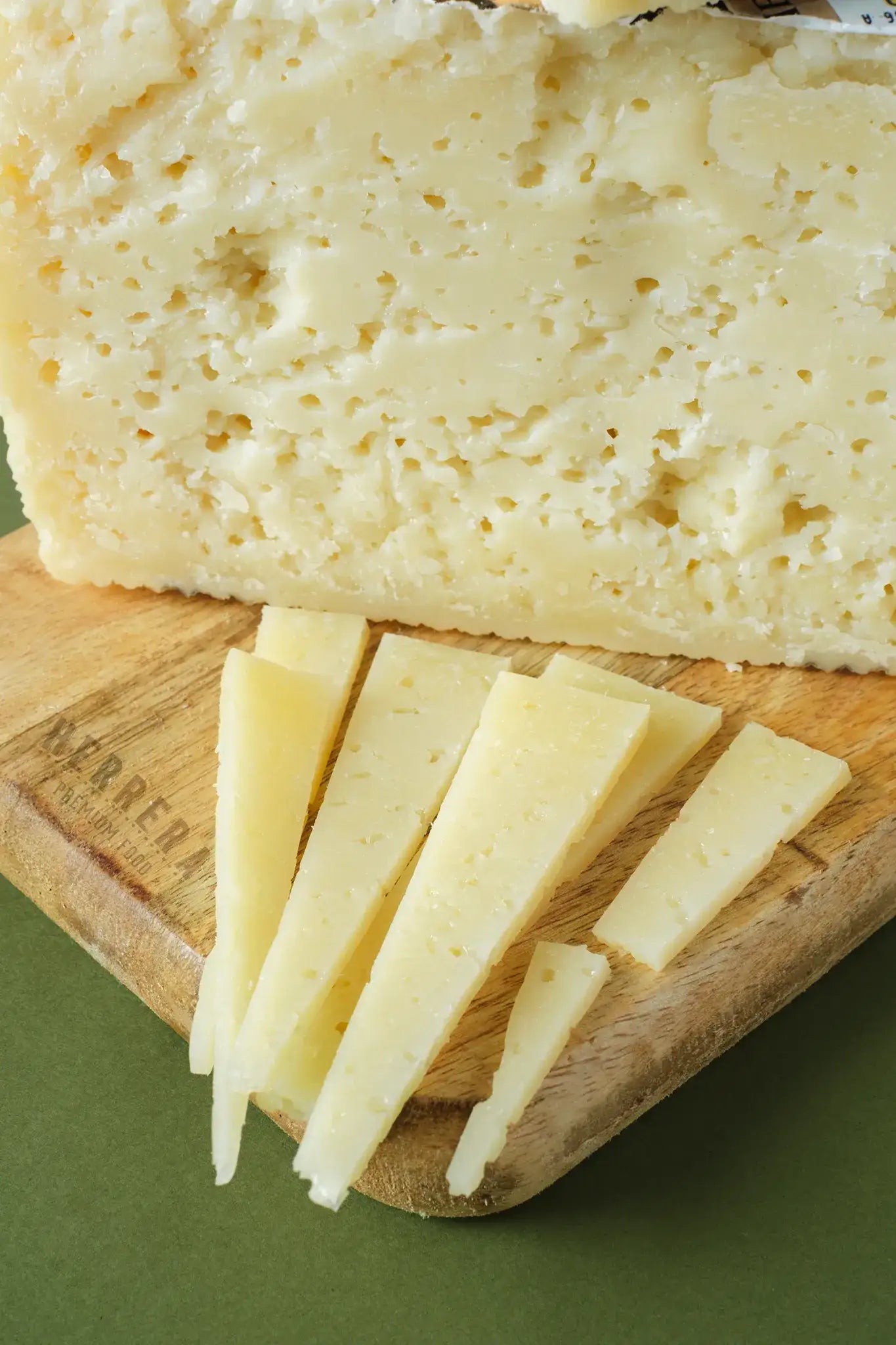 Cada trozo, una obra de arte: Queso Semicurado Manchego Montescusa. Sabores suaves que cautivan.