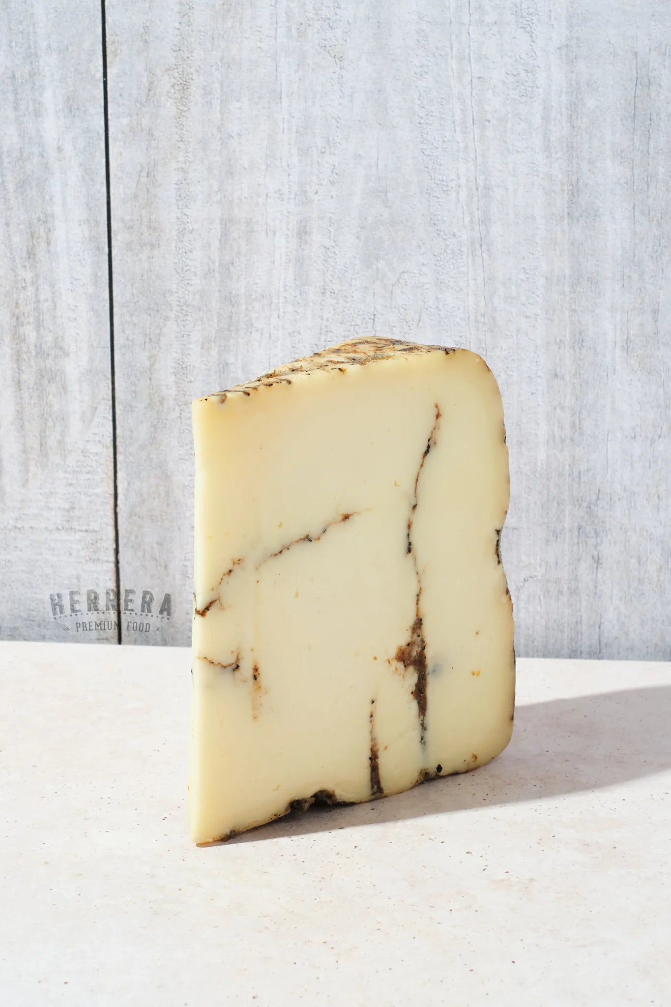 Descubre el Placer de la Trufa en Nuestro Queso Semicurado.