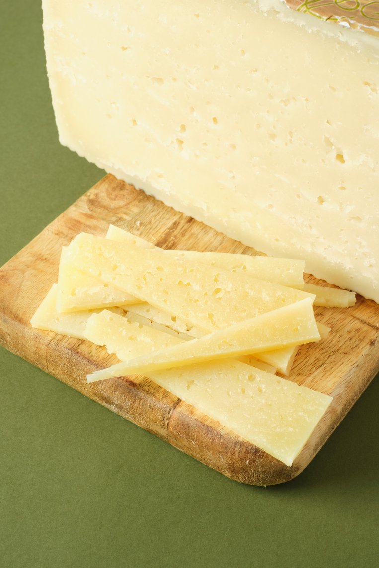 Saborea la excelencia del queso curado de oveja en cada bocado. ¡Pruébalo ahora! | HerreraFood