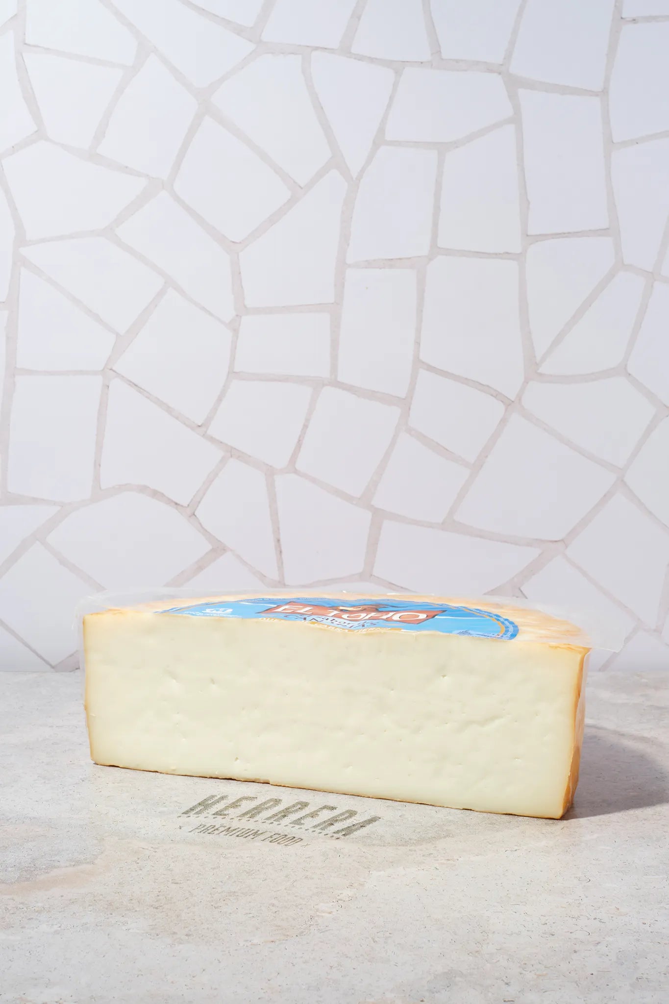 El queso Maxorata Majorero de HerreraFood: una experiencia sensorial irresistible. ¡No pierdas la oportunidad de degustarlo!