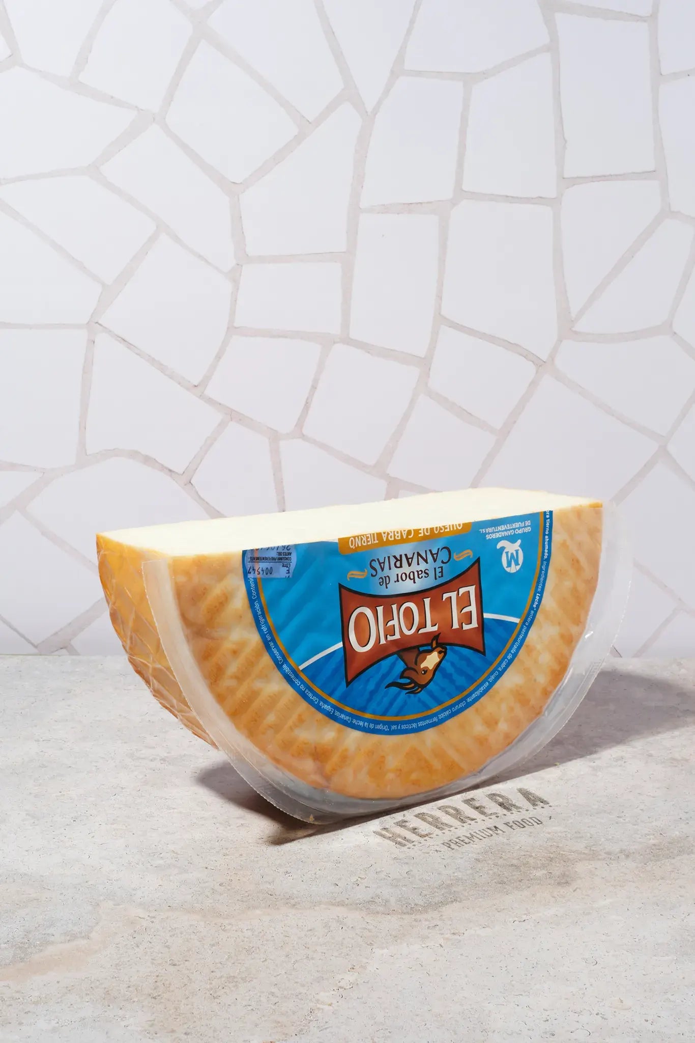 Saborea la excelencia canaria con el queso Maxorata Majorero de HerreraFood. ¡Disfruta de su auténtico sabor y textura