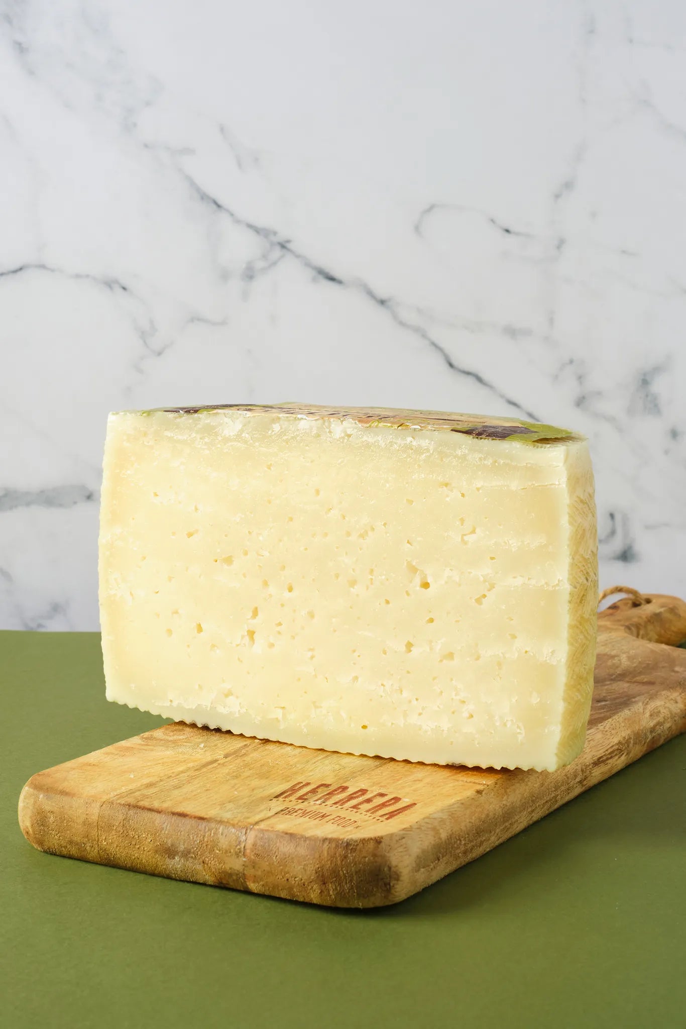 Descubre el equilibrio perfecto entre sabores suaves e intensos con nuestro queso semicurado