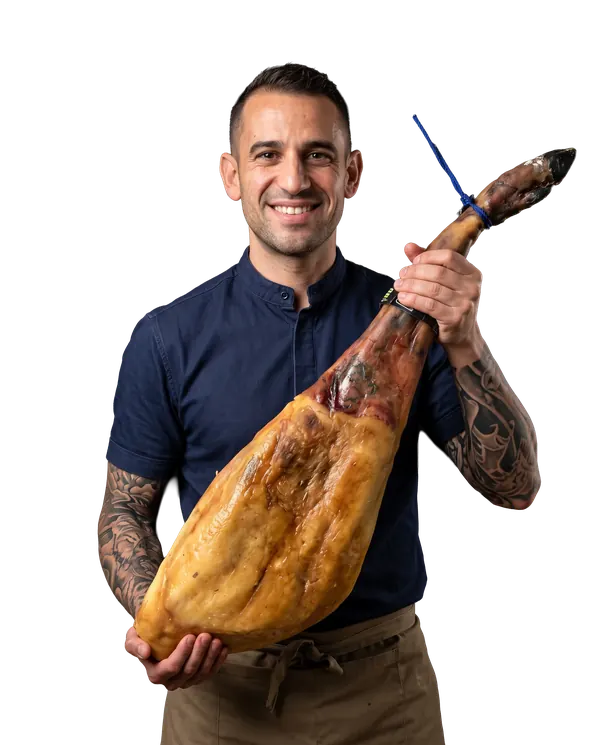 Carlos Herrera sosteniendo una pieza de jamón de bellota ibérico de su Selección