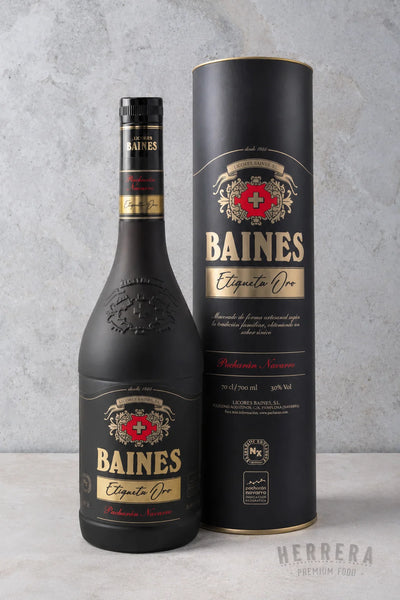 Botella de Pacharán Baines Etiqueta Oro de 70 cl junto a su estuche cilíndrico