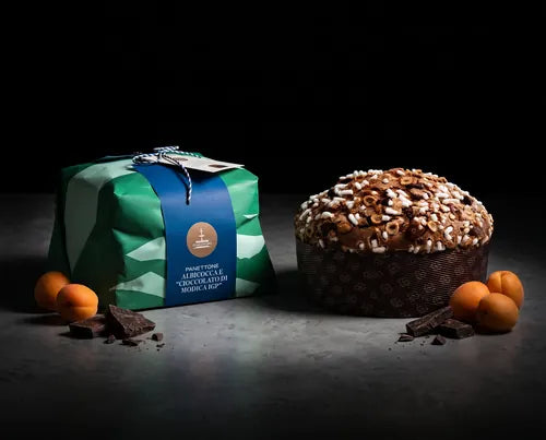 Panettone de albaricoque y chocolate de Fiasconaro junto a su envoltorio