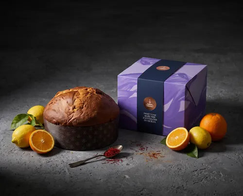 Panettone de cítricos y azafrán de Fiasconaro junto a naranjas y limones