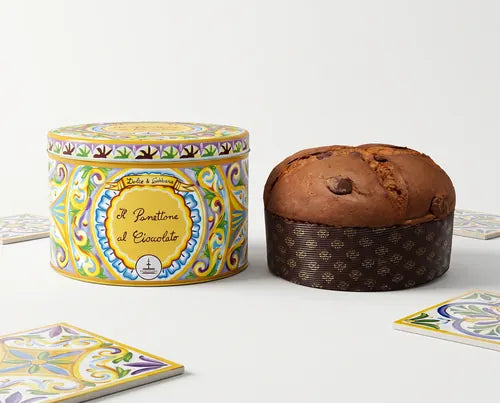 Panettone de chocolate Fiasconaro Dolce & Gabbana junto a su lata decorada