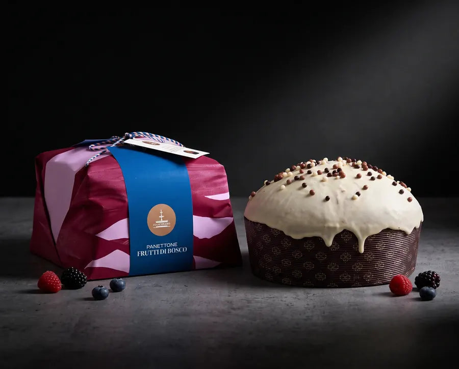 Panettone de frutos del bosque de Fiasconaro con glaseado de chocolate blanco junto a su envoltorio