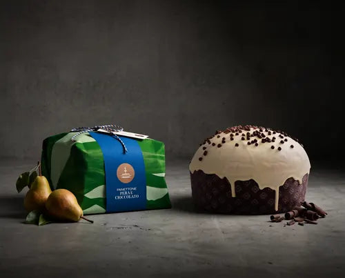 Panettone de pera y chocolate de Fiasconaro junto a su envoltorio