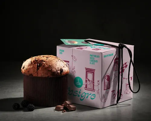 Panettone Ypsigro de moras y chocolate con leche de Fiasconaro junto a su caja
