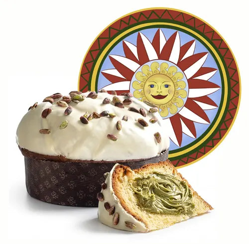 Panettone de pistacho Dolce & Gabbana con una porción untada de crema de pistacho