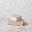 Queso lácteo Jondal con pimentón de la Vera, de corteza enmohecida y pasta blanca cremosa, sobre losa de piedra en Herrera Premium Food